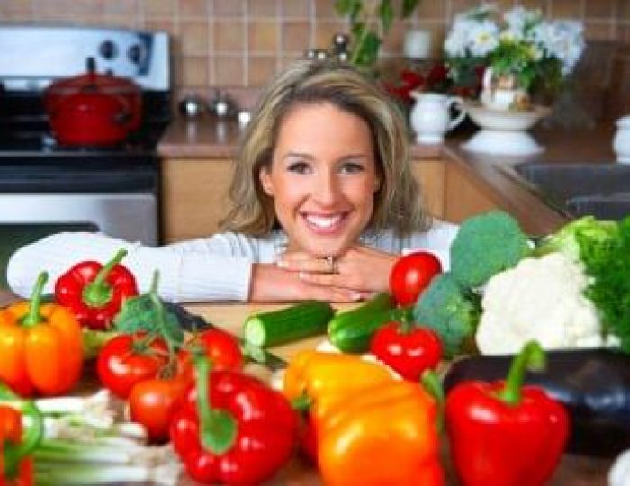 Smiling-woman-cooking-in-the-kitchen